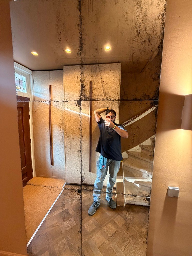 Abdulrahman fotografeert een interieur met een spiegel